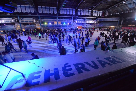 Félezernél is többen korcsolyáztak a Jégpályák Éjszakáján